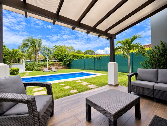Casa de dos pisos en alquiler con piscina privada en Loma Verde, Tamarindo.