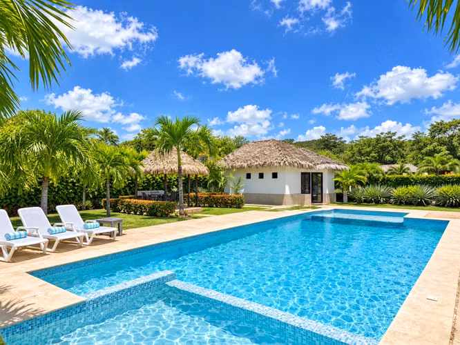 Casa de dos pisos en alquiler con piscina privada en Loma Verde, Tamarindo.