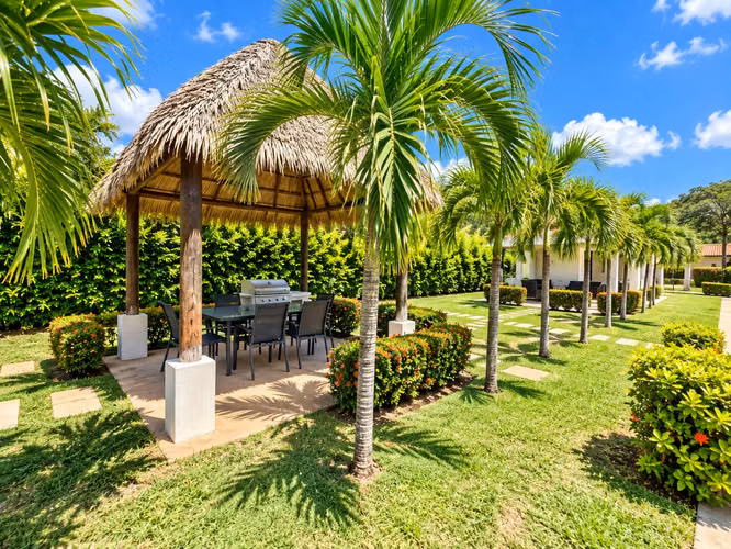 Casa de dos pisos en alquiler con piscina privada en Loma Verde, Tamarindo.