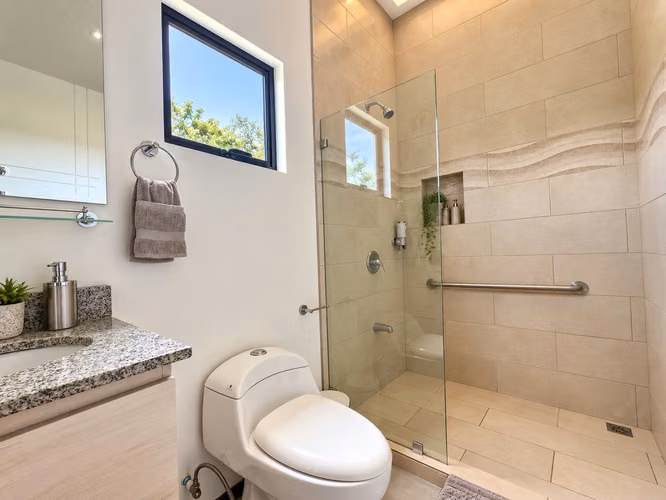 Casa de dos pisos en alquiler con piscina privada en Loma Verde, Tamarindo.