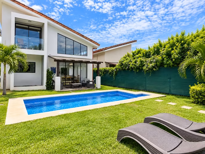 Casa de dos pisos en alquiler con piscina privada en Loma Verde, Tamarindo.