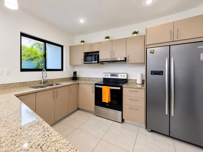 Casa de dos pisos en alquiler con piscina privada en Loma Verde, Tamarindo.