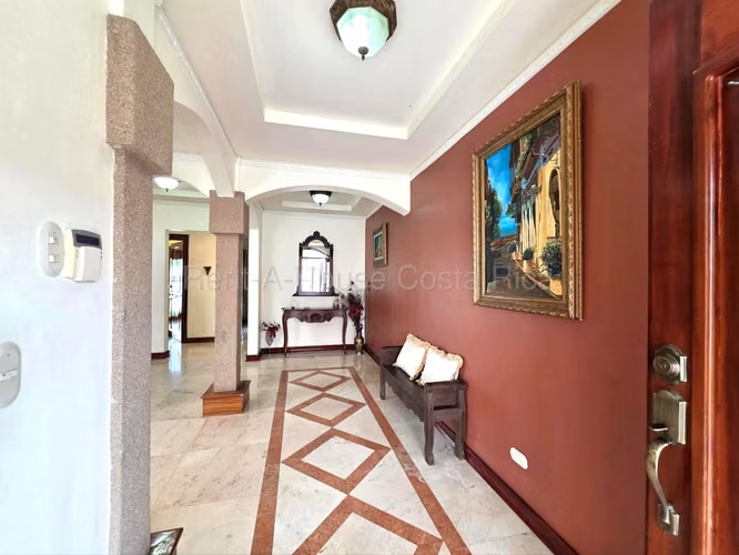 Casa en Venta en Altamonte Curridabat con Acabados Premium y Jardín Extenso - Imagen 2