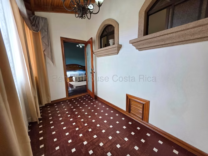 Casa en Venta en Altamonte Curridabat con Acabados Premium y Jardín Extenso - Imagen 10
