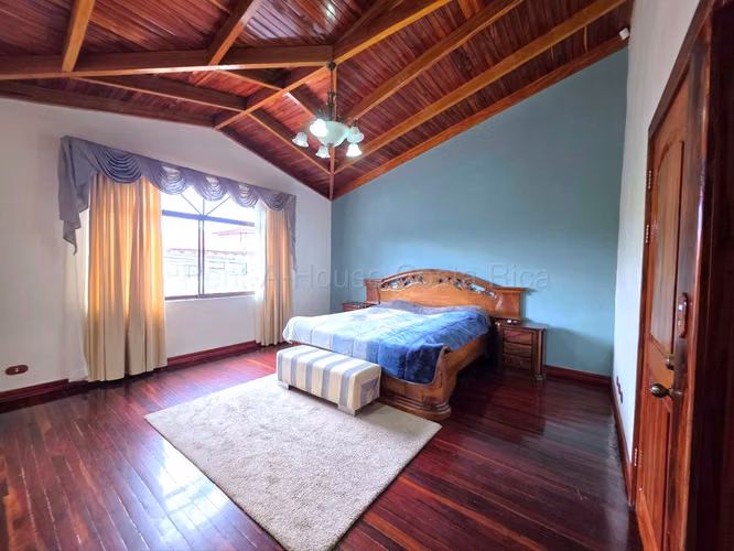Casa en Venta en Altamonte Curridabat con Acabados Premium y Jardín Extenso - Imagen 9