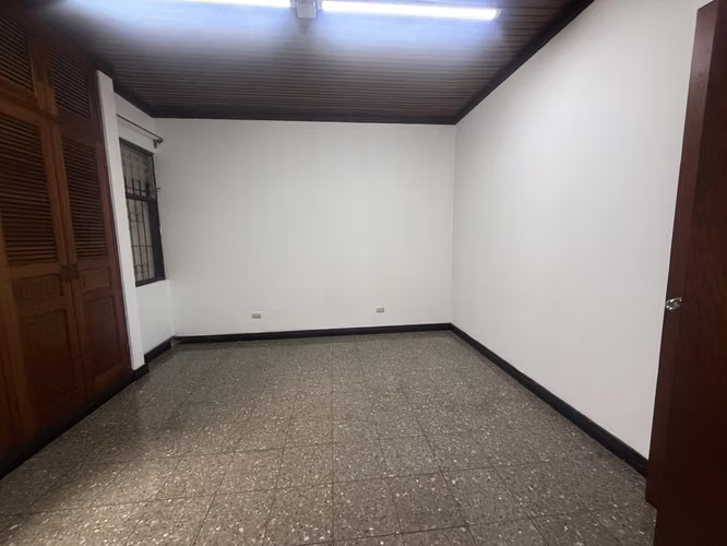 ALQUILER LOCAL COMERCIAL FRENTE A PLAZA REAL - Imagen 14