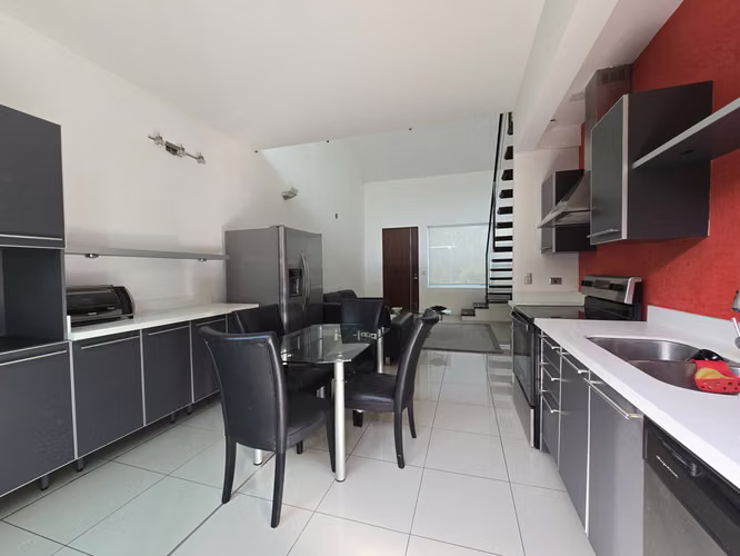 Moderno apartamento amoblado con amenidades en Santa Ana $1800 - Imagen 3