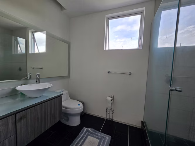 Moderno apartamento amoblado con amenidades en Santa Ana $1800 - Imagen 7