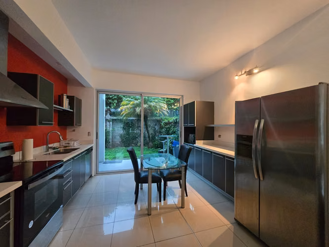 Moderno apartamento amoblado con amenidades en Santa Ana $1800 - Imagen 9