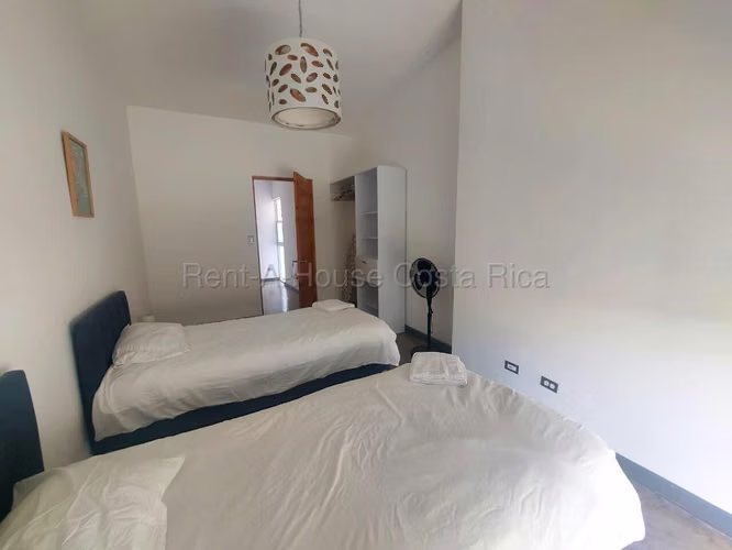 Casa en Venta  con amplio jardín y vista despejada en Piedades de Santa Ana - Imagen 12