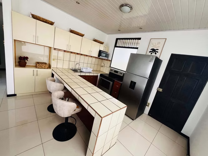 Alquilo Apartamento Amueblado en Escazú SS - Imagen 4