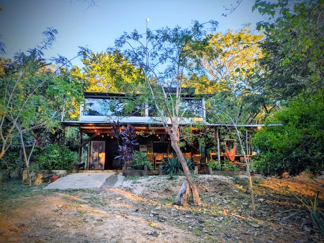Terreno Mixto de 3.100 m² con Casa Bohemia y Área de Eventos - Imagen 2