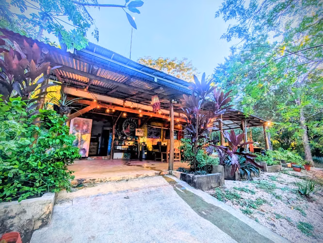 Terreno Mixto de 3.100 m² con Casa Bohemia y Área de Eventos - Imagen 3