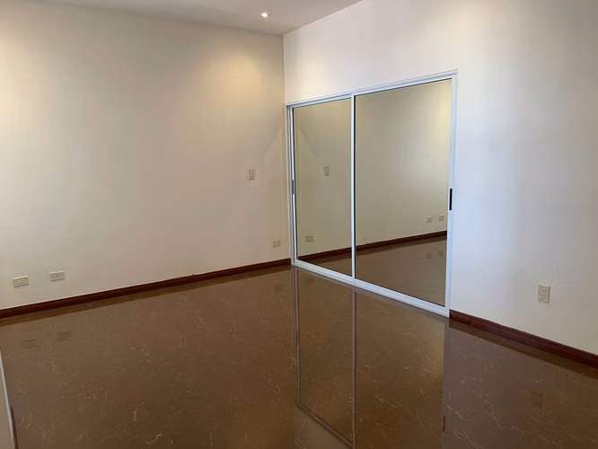 Se alquila espacioso apartamento de 3 habitaciones en Escazú con vistas panorámicas a la ciudad. - Imagen 8