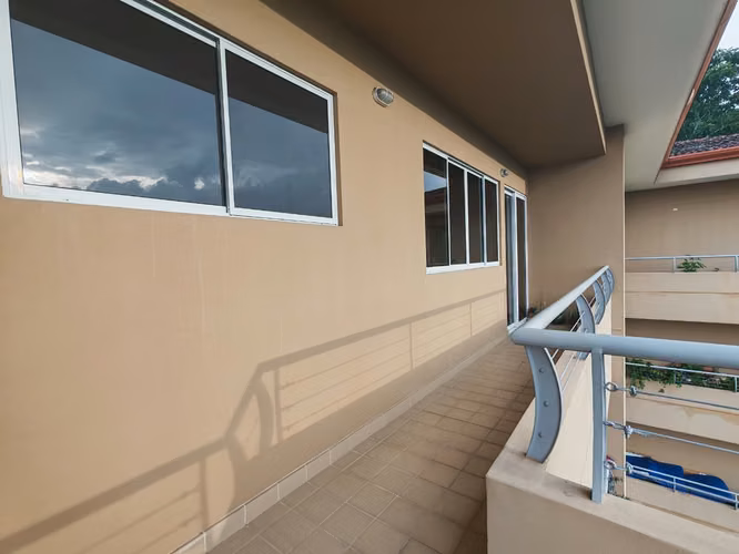 Se alquila espacioso apartamento de 3 habitaciones en Escazú con vistas panorámicas a la ciudad. - Imagen 16