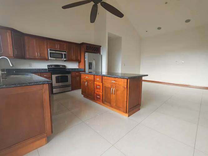Se alquila espacioso apartamento de 3 habitaciones en Escazú con vistas panorámicas a la ciudad. - Imagen 13