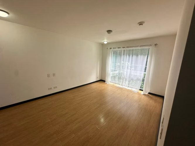 Moderno Apartamento en Rohrmoser con Amenidades – $1300