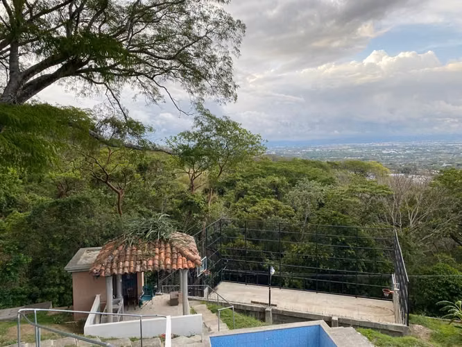  Habitación en Casa Independiente – Río Oro  250.000 mensuales