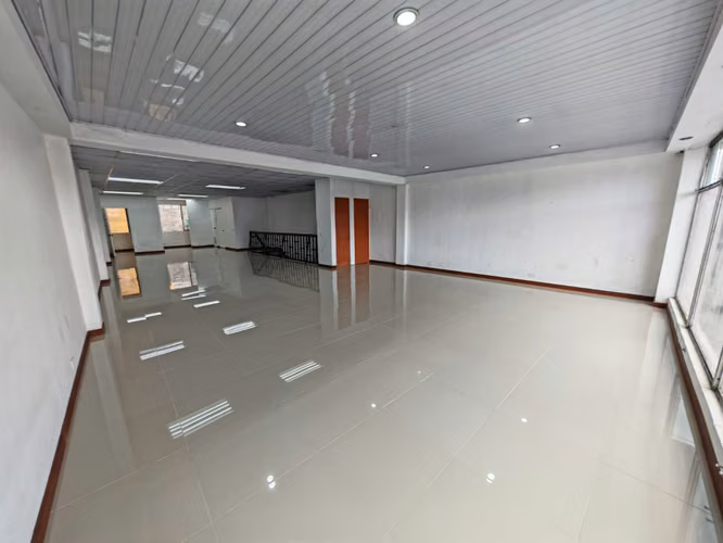 Edificio comercial en alquiler en el centro de Desamparados | 250 m² + espacios adicionales - Imagen 9
