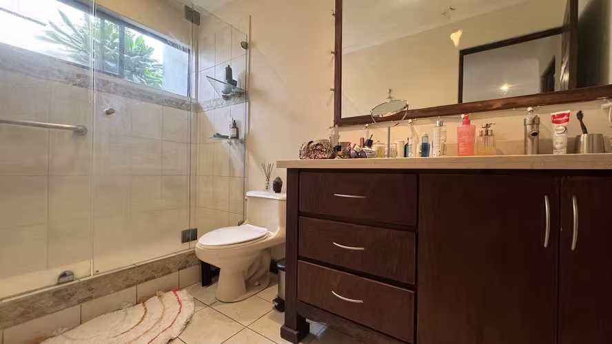Venta de apartamento en condominio en Escazú, ideal para inversión (AD)