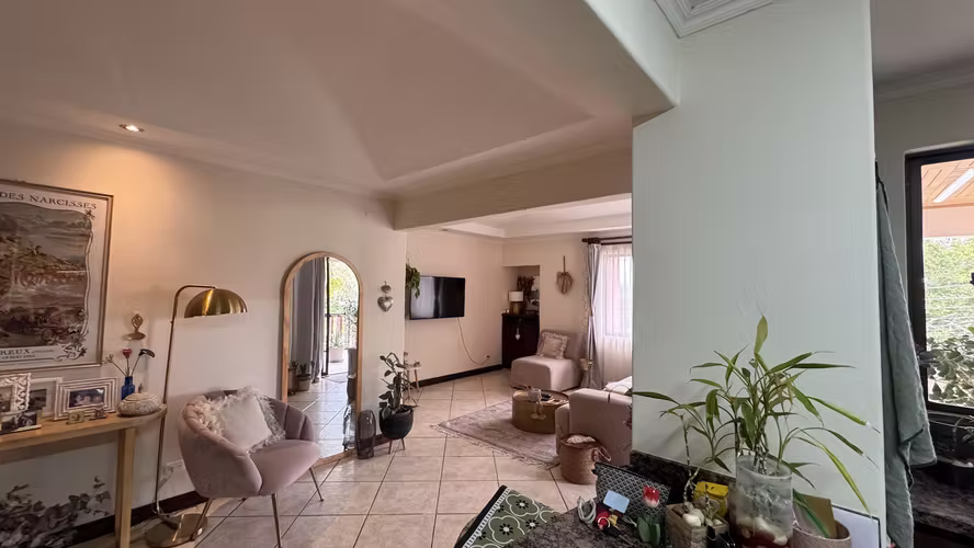 Venta de apartamento en condominio en Escazú, ideal para inversión (AD)