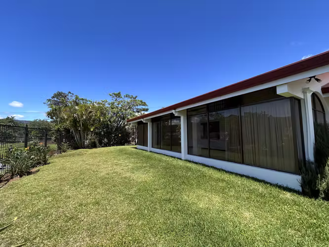 Hermosa Casa de Una Planta en Alquiler | Amplios Jardines y Excelente Ubicación - Imagen 10