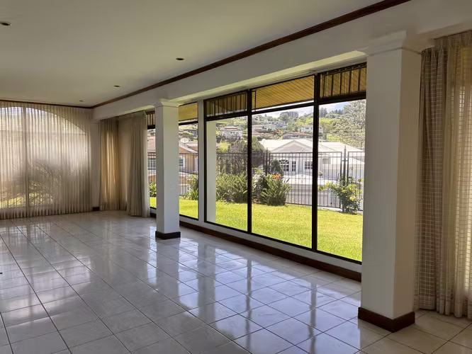 Hermosa Casa de Una Planta en Alquiler | Amplios Jardines y Excelente Ubicación - Imagen 3