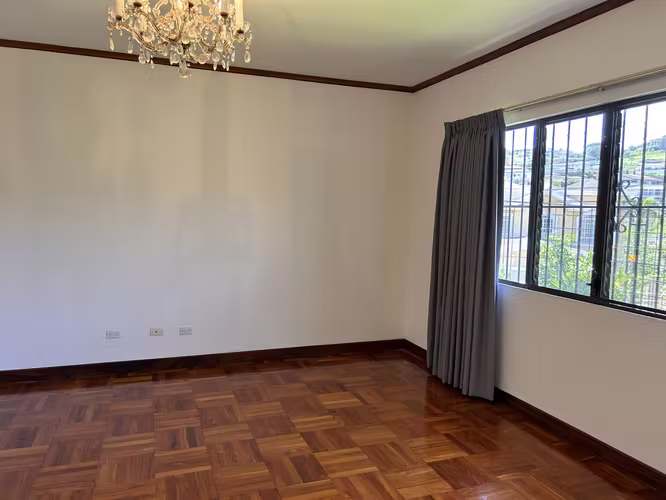 Hermosa Casa de Una Planta en Alquiler | Amplios Jardines y Excelente Ubicación - Imagen 6