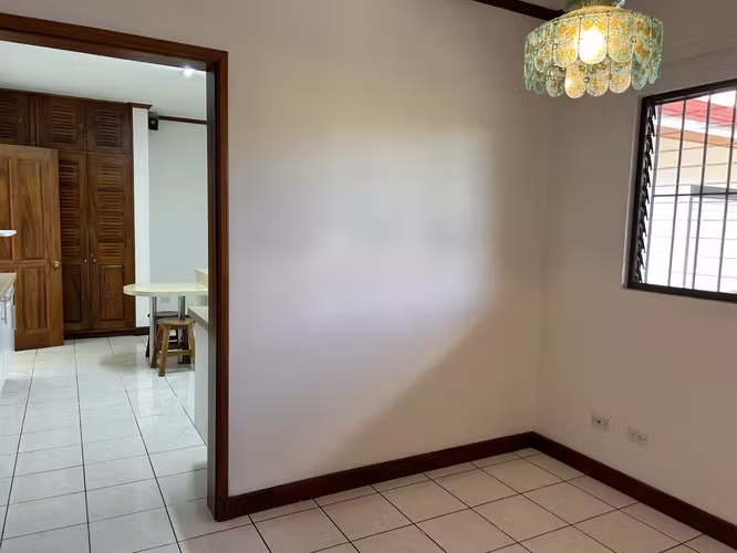 Hermosa Casa de Una Planta en Alquiler | Amplios Jardines y Excelente Ubicación - Imagen 5