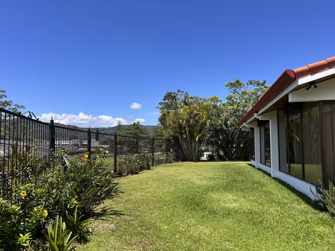 Hermosa Casa de Una Planta en Alquiler | Amplios Jardines y Excelente Ubicación - Imagen 9