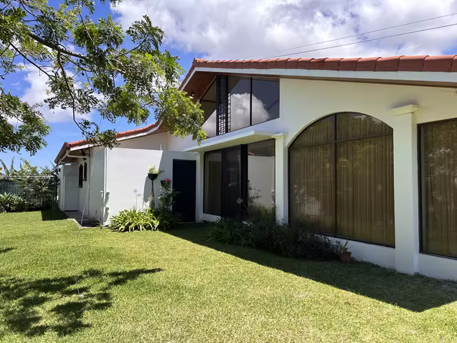 Hermosa Casa de Una Planta en Alquiler | Amplios Jardines y Excelente Ubicación