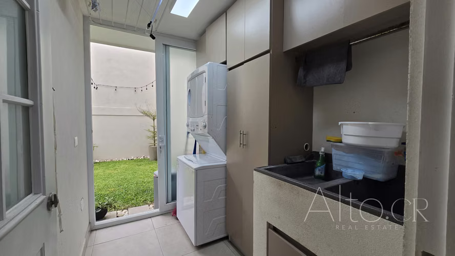 EXCLUSIVA CASA CON LINEA BLANCA | AMENIDADES PREMIUM  | 4 PARQUEOS - Imagen 7