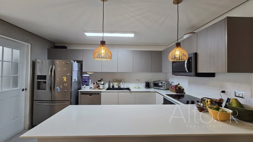 EXCLUSIVA CASA CON LINEA BLANCA | AMENIDADES PREMIUM  | 4 PARQUEOS - Imagen 11