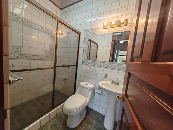 ALQUILER DE CASA DE UN NIVEL Y JARDÍN EN ESCAZÚ - Imagen 18