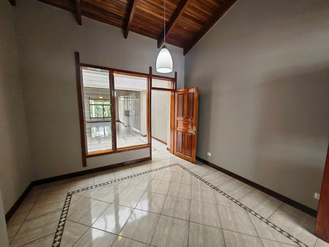 ALQUILER DE CASA DE UN NIVEL Y JARDÍN EN ESCAZÚ - Imagen 10