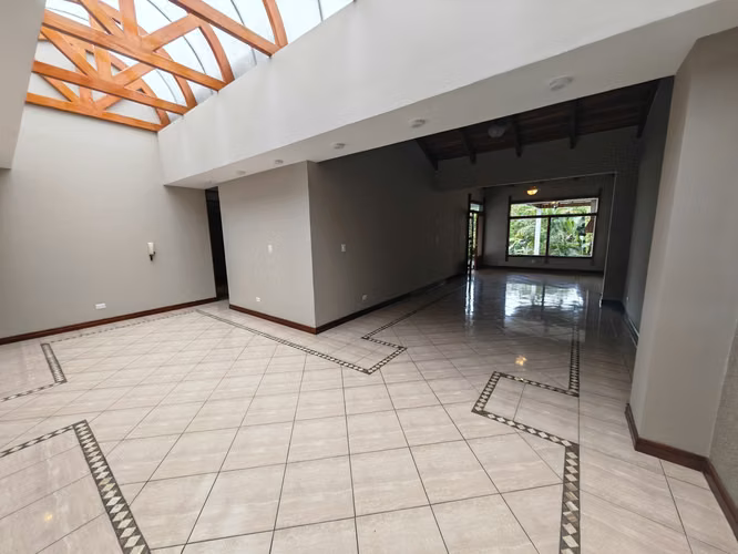 ALQUILER DE CASA DE UN NIVEL Y JARDÍN EN ESCAZÚ - Imagen 6