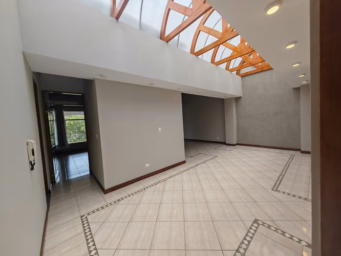 ALQUILER DE CASA DE UN NIVEL Y JARDÍN EN ESCAZÚ - Imagen 12