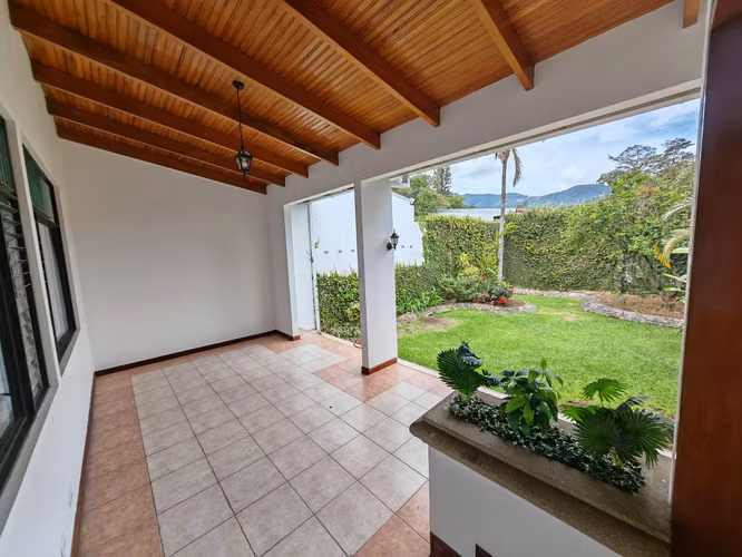 ALQUILER DE CASA DE UN NIVEL Y JARDÍN EN ESCAZÚ - Imagen 4