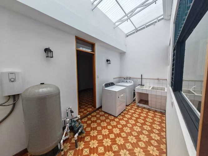 ALQUILER DE CASA DE UN NIVEL Y JARDÍN EN ESCAZÚ - Imagen 11