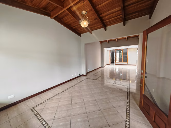ALQUILER DE CASA DE UN NIVEL Y JARDÍN EN ESCAZÚ - Imagen 7