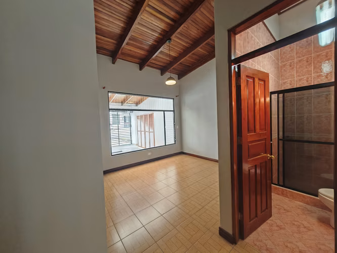 ALQUILER DE CASA DE UN NIVEL Y JARDÍN EN ESCAZÚ - Imagen 14