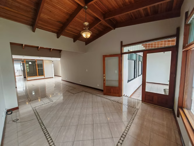 ALQUILER DE CASA DE UN NIVEL Y JARDÍN EN ESCAZÚ - Imagen 5