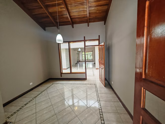ALQUILER DE CASA DE UN NIVEL Y JARDÍN EN ESCAZÚ - Imagen 8