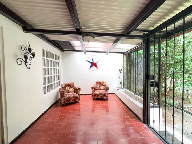 ALQUILER CASA AMUEBLADA EN TRES RIOS DE UNA PLANTA