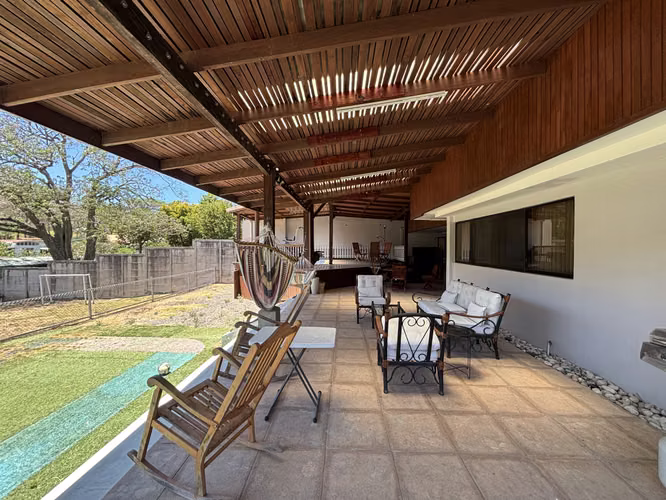 Casa en Guachipelín Escazú Independiente con Jardín y Jacuzzi - Imagen 5