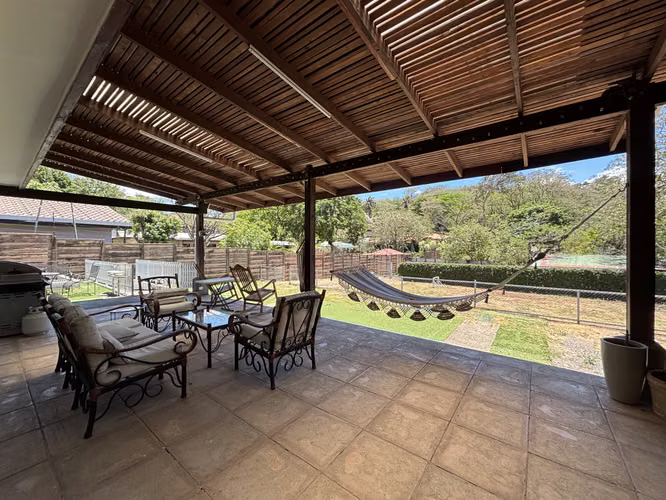 Casa en Guachipelín Escazú Independiente con Jardín y Jacuzzi - Imagen 1
