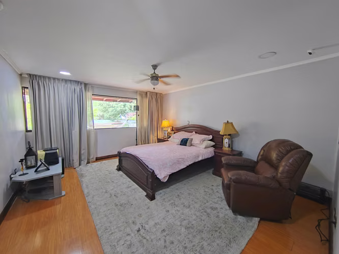Casa en Guachipelín Escazú Independiente con Jardín y Jacuzzi - Imagen 8