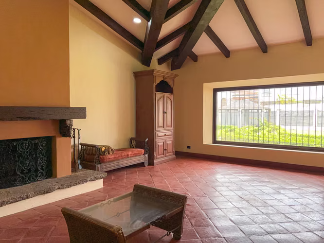 ALQUILER CASA DE LUJO ESTILO COLONIAL DE UN PISO EN PINARES DE CURRIDABAT – CON JARDÍN - Imagen 8