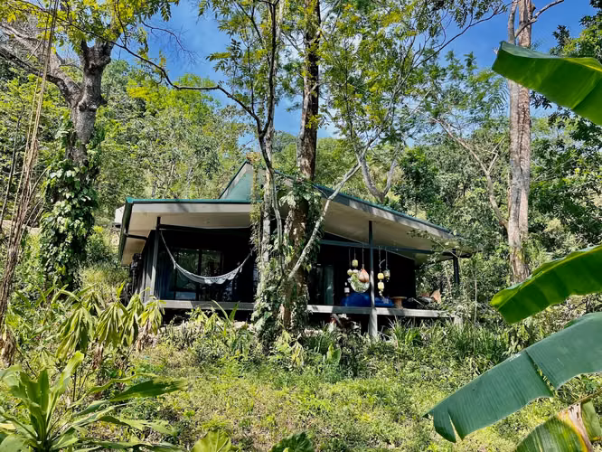 3 Casas en Santa Teresa, Costa Rica 8,000m² a minutos de Playa Carmen y Propiedad Generante de Ingresos