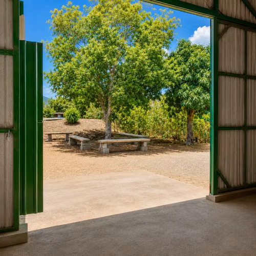 SAN SEBASTIAN SE VENDE Casa de 2 Hab. con Lote Grande y Taller - Imagen 6